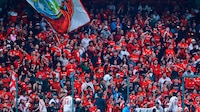 Aficionados del Toluca acusaron a alguien en la banca del Necaxa por arrojarles líquidos (VIDEO)