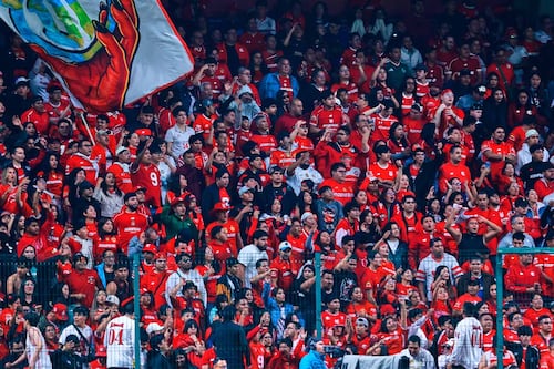 Aficionados del Toluca acusaron a alguien en la banca del Necaxa por arrojarles líquidos (VIDEO)