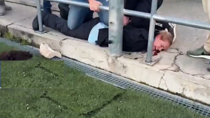 ¡Ante niños de seis años! Mujer sacó revólver en pleno partido en España (VIDEO)