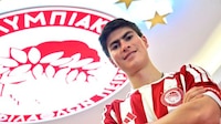 ¡El alma de la fiesta! Hormiga González prende el festejo del Olympiacos tras ganar el derbi (VIDEO)