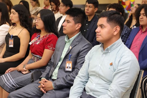 ¿Estudias y trabajas? Proponen beca que pagaría casi 10 mil pesos y NO es Jóvenes Construyendo el Futuro