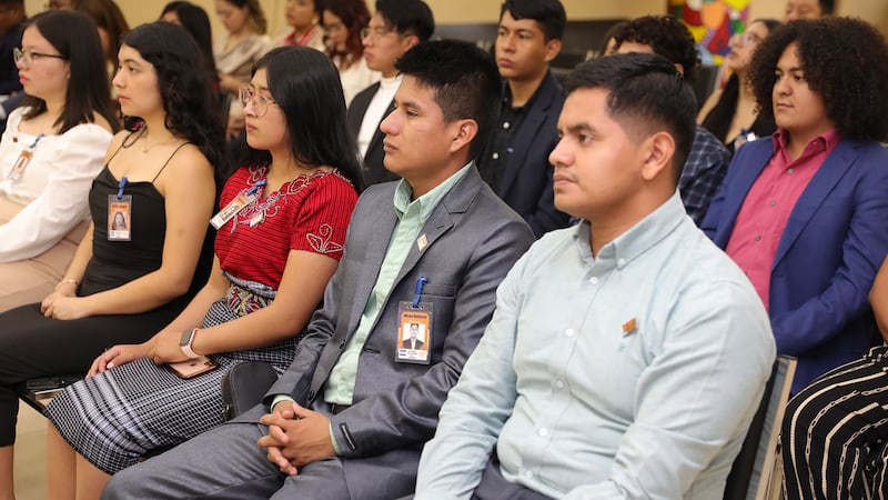 ¿Estudias y trabajas? Proponen beca que pagaría casi 10 mil pesos y NO es Jóvenes Construyendo el Futuro