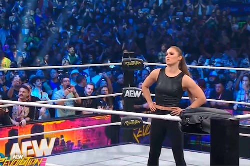 ¡Ronda Rousey en AEW! La leyenda de UFC debutó atacando a Toni Storm en el evento Revolution