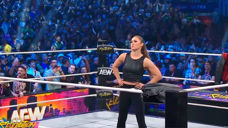 ¡Ronda Rousey en AEW! La leyenda de UFC debutó atacando a Toni Storm en el evento Revolution