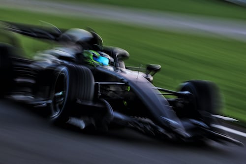 Checo Pérez hace historia y corre el primer auto Cadillac para Fórmula 1 (VIDEO)