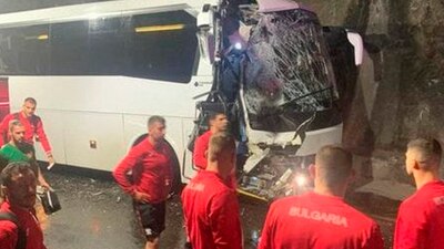 Uno de los autobuses de la Selección de Bulgaria fue impactado por el otro.