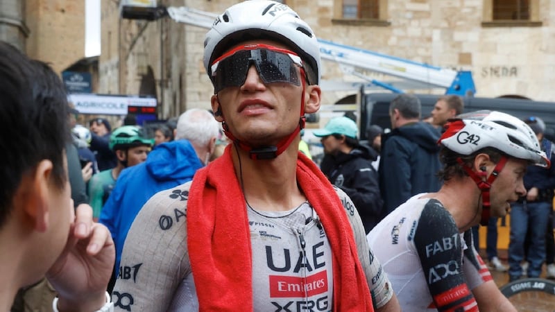 Isaac del Toro terminó 10° en la 4a etapa de Tirreno-Adriático y CEDIÓ el LIDERATO