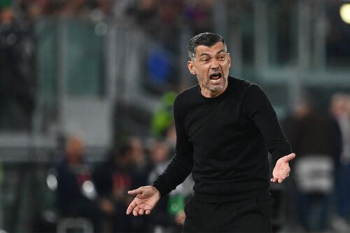 ¡Santi Gimenez pudo hacer poco! Milán se murió de nada y cayó ante Bologna en la Final de la Coppa Italia