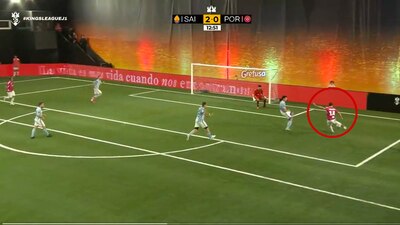 El delantero mexicano tuvo dos chances de anotar, pero los postes le amargaron la noche.