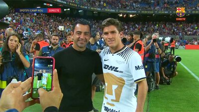 Los jugadores de Pumas le pidieron foto a Xavi Hernández.