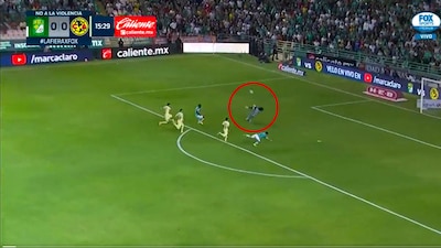 Guillermo Ochoa recibió un fuerte impacto en la cara.