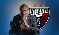 ¿Cuándo fue el último partido que Miguel Herrera dirigió al Atlante y cómo era el mundo entonces?
