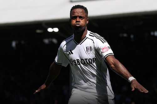 Con Raúl Jiménez titular, Fulham vence al Aston Villa y lucha por puestos europeos