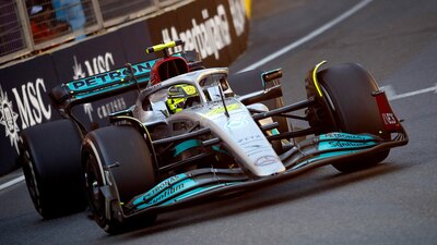 Lewis Hamilton ya fue afectado por el rebote de su auto.