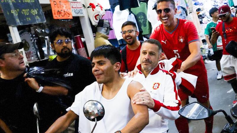¡Sin miedo al éxito! Leyendas de Portugal pasearon por Tepito y echaron una reta en el Maracaná