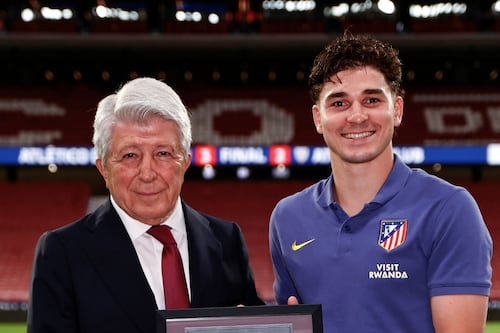 Presidente del Atlético cierra puerta de salida a Julián Álvarez: ‘Tiene contrato por muchas temporadas’