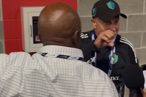 ‘Esperaba la mordida’: Auxiliar de Seattle Sounders bromea tras escupitajo de Luis Suárez