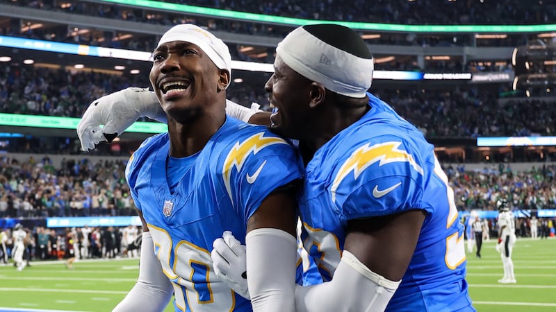 ¡Chargers derrota a Eagles en duelo defensivo! Los Angeles gana en tiempo extra a Philadelphia