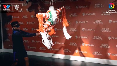 El delantero mexicano se llevó una sorpresa al romper la piñata del Sevilla.