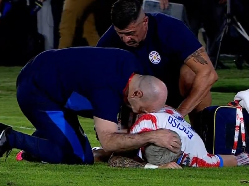 ¡Alerta en Paraguay! Julio Enciso salió lesionado y LLORANDO tras sufrir duro golpe en amistoso