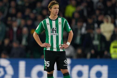 Canterano del Betis despierta del coma tras varios días y reconoce a su familia