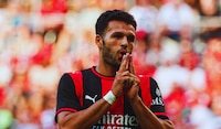 Milan, sin Santiago Gimenez, cierra pretemporada CON PALIZA al Manchester y GOL de su NUEVO 9