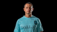 ¡Chicharito volvió a posar como futbolista! Modeló el nuevo jersey del Atlético Dallas