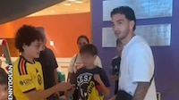 ¿Nuevo guiño? Luis Chávez firmó camisetas del América previo al Clásico contra Chivas