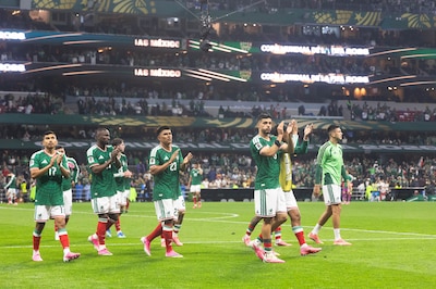 Integrantes de la Selección Mexicana se despiden de la afición en el Estadio Ciudad de México tras perder 3-2 contra la Selección de Inglaterra en los octavos de final de la Copa del Mundo 2026, en el Estadio Ciudad de México. (FOTO: MOISÉS PABLO/CUARTOSCURO)