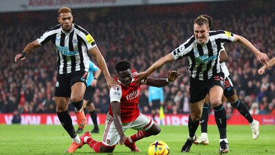 Arsenal dejó escapar el triunfo en un partido que terminó con mucha polémica.