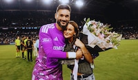 HIJA de Hugo Lloris CONMUEVE al estadio de LAFC al cantar el HIMNO de Estados Unidos (VIDEO)