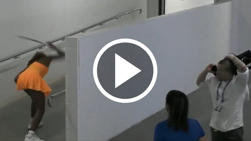 Coco Gauff hace berrinche y estrella su raqueta tras ser eliminada del Australia Open (VIDEO)