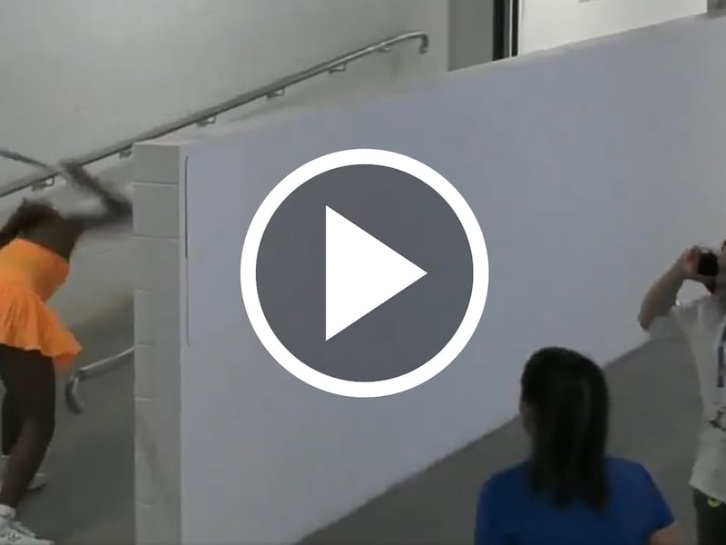 Coco Gauff hace berrinche y estrella su raqueta tras ser eliminada del Australia Open (VIDEO)