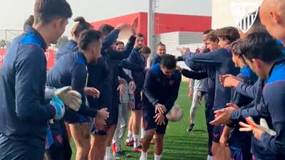 El volante mexicano tuvo que pasar por la fila india, en su vuelta a los entrenamientos con Sevilla.
