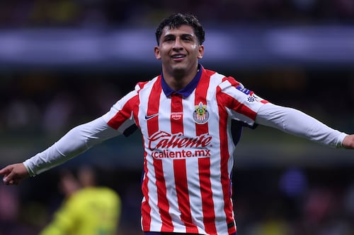 ¡Golazo del Cotorro! Bryan González adelantó a Chivas ante América con un brutal cabezazo (VIDEO)