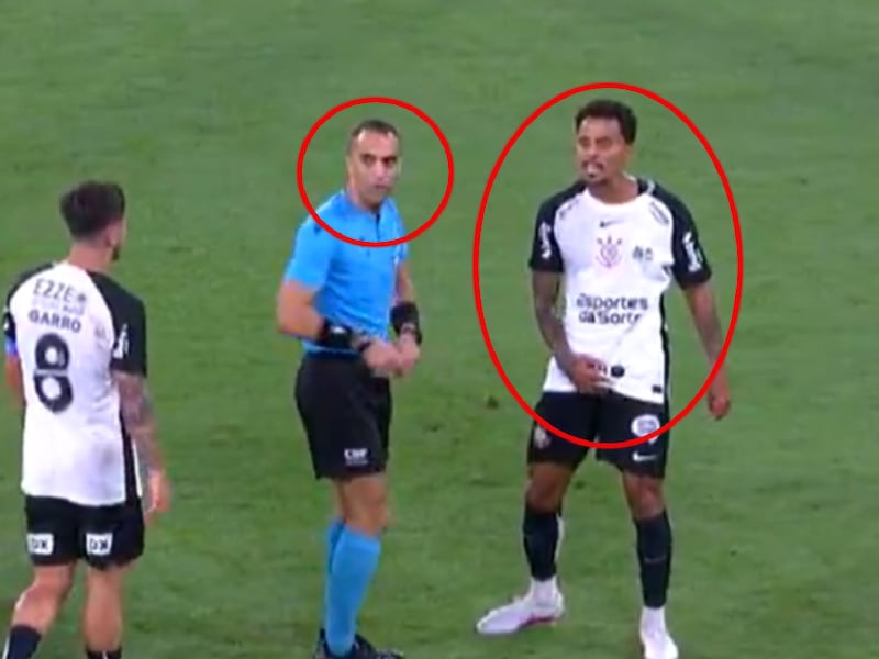 Árbitro estaba frente a él y tuvo que ir al VAR: EXPULSAN a jugador por hacer señas obscenas (VIDEO)