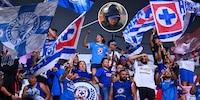 Policía se une a cánticos de porra del Cruz Azul mientras trabaja en partido ante Pumas (VIDEO)