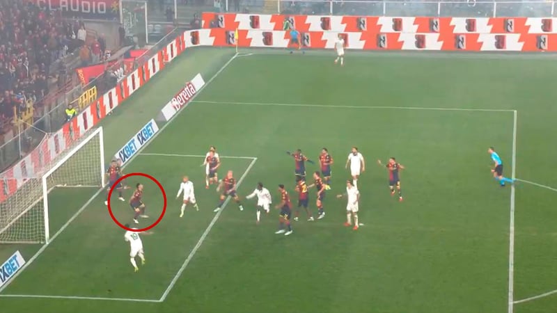 Johan Vasquéz cometió GRAVE ERROR pero Genoa derrotó a la Roma en Serie A (VIDEO)