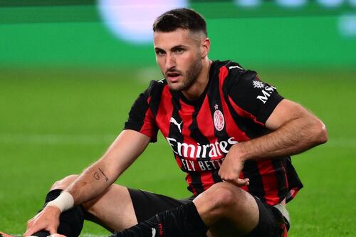 ¡Milan advierte a Santiago Gimenez! El mexicano encuentra nuevo equipo o será borrado toda la temporada