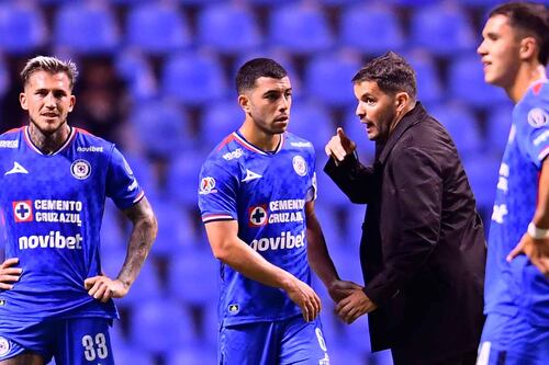 Jugadores de Cruz Azul buscaron IMPEDIR DESPIDO de Larcamón ante la directiva, revela el DT