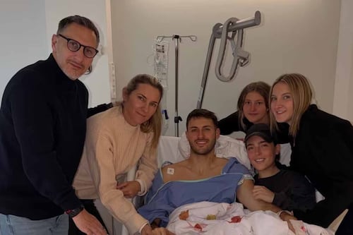 Hermana de Santiago Gimenez se burla de su lesión con VIDEO: ‘Ni modo que vayas a jugar fut’