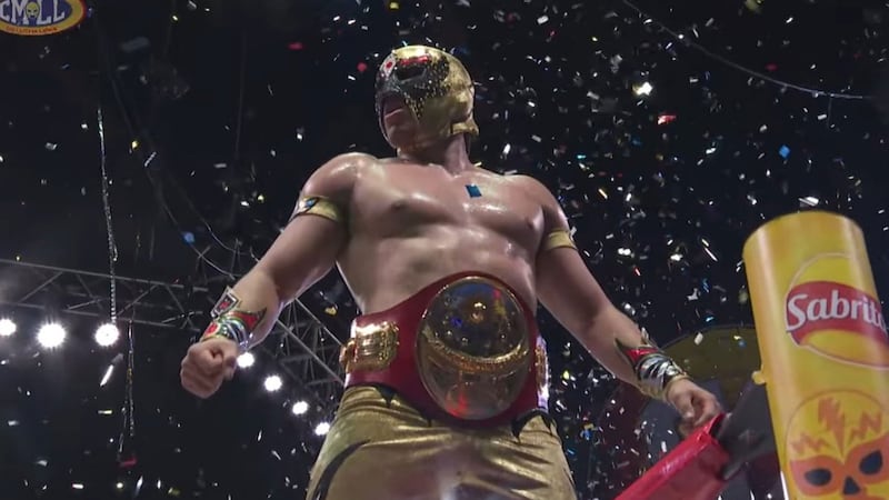 ¡Máscara Dorada es nuevo Campeón Universal en el 70 aniversario de la Arena México! (VIDEO)