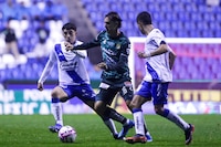 Puebla rescató un empate ante León, que terminó con 10, gracias a un golazo de Eduardo Armenta