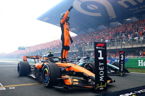 Lando Norris gana un accidentado GP de Países Bajos; Max Verstappen se estrelló y Checo acabó 15