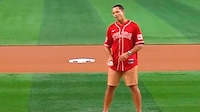 ‘Chicharito’ cambió el futbol para vestir los colores de los Texas Rangers de la MLB (VIDEO)