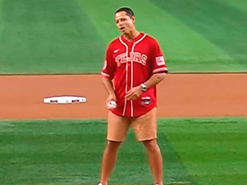 ‘Chicharito’ cambió el futbol para vestir los colores de los Texas Rangers de la MLB (VIDEO)