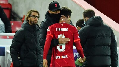 El brasileño tuvo que dejar el partido ante Atlético de Madrid por molestias (Reuters)