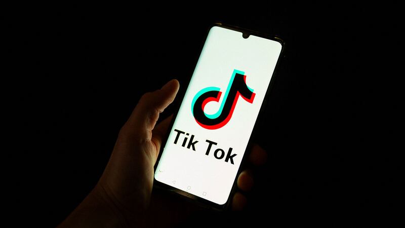 TikTok, multada con 10 MILLONES DE DÓLARES tras reto viral que causó muerte de tres adolescentes