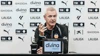 Aguirre responde a críticas por no usar jóvenes en Valencia: ‘Jugué el Mundial con Mora de 17 años’