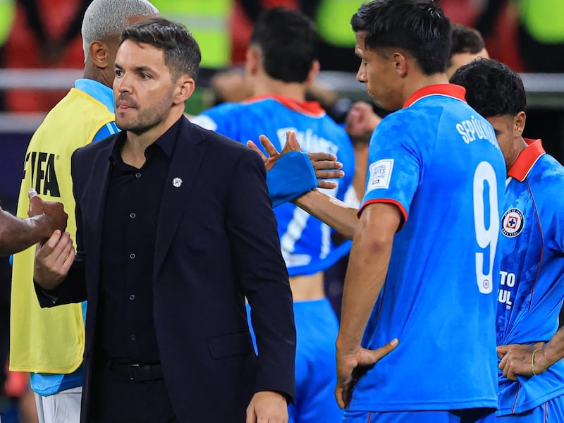 ‘No se está midiendo con la misma vara’; En LUP cuestionan decisiones de Cruz Azul con Larcamón y Vicente Sánchez